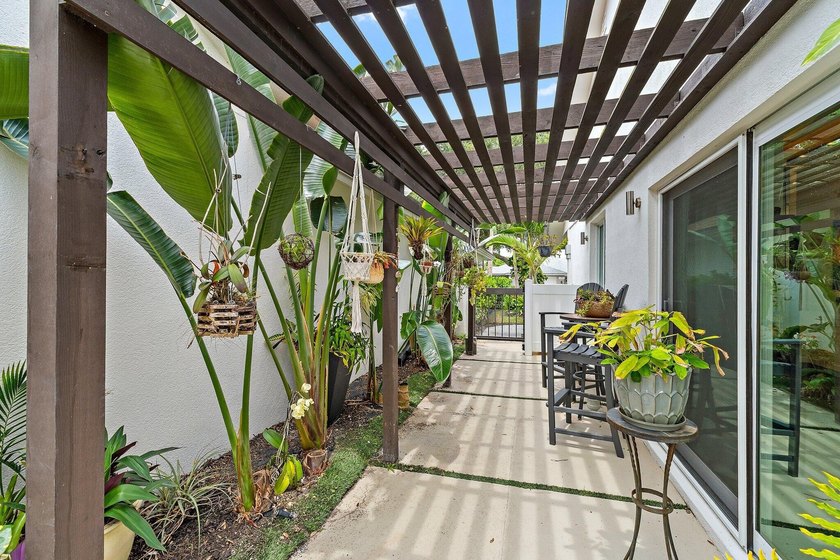 Completely renovated and move-in ready, this exceptional DiVosta - photo 4