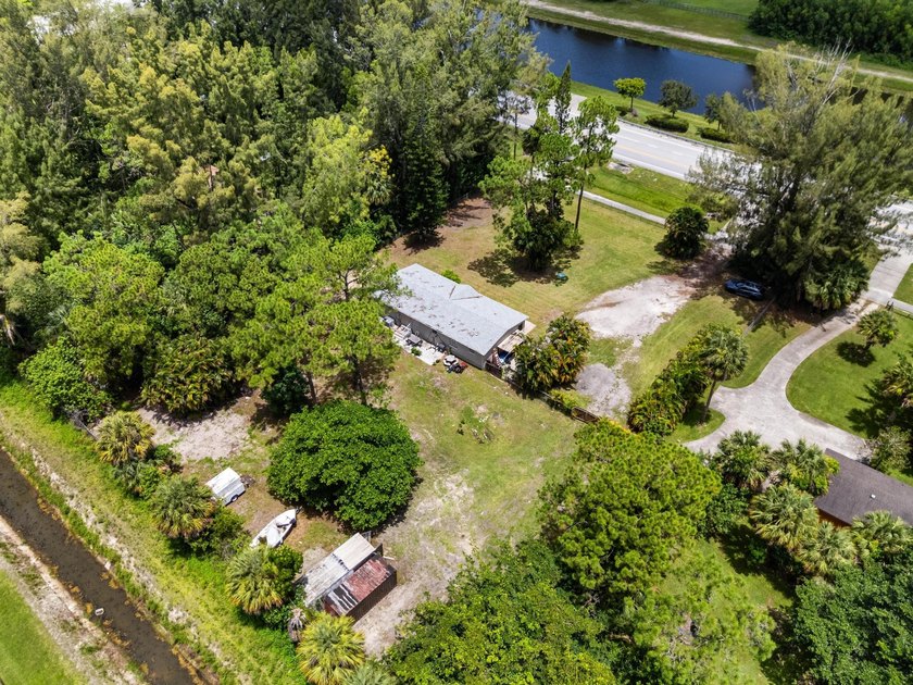 This beautifully remodeled 3-bedroom, 2-bathroom home offers - photo 32