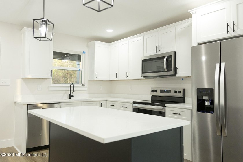 ELEGANT NEW CONSTRUCTION WITH CUSTOM DETAILS! Welcome to this - photo 5