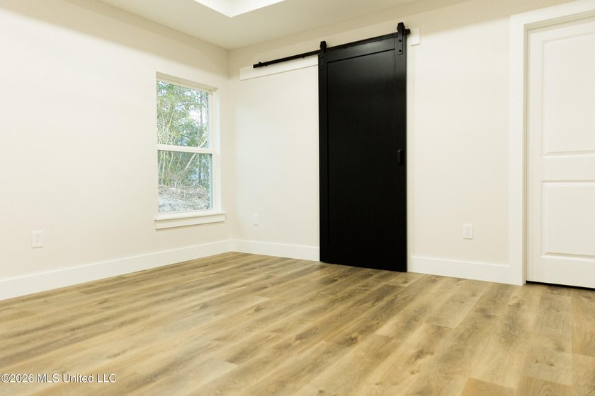 ELEGANT NEW CONSTRUCTION WITH CUSTOM DETAILS! Welcome to this - photo 6