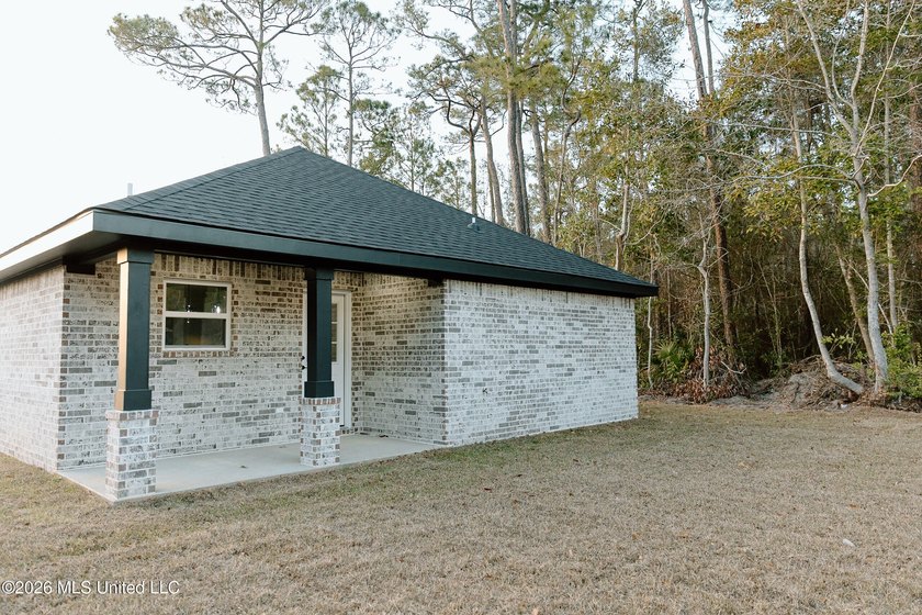 ELEGANT NEW CONSTRUCTION WITH CUSTOM DETAILS! Welcome to this - photo 7