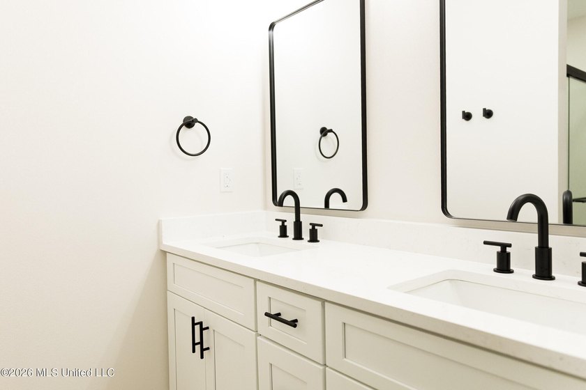 ELEGANT NEW CONSTRUCTION WITH CUSTOM DETAILS! Welcome to this - photo 8