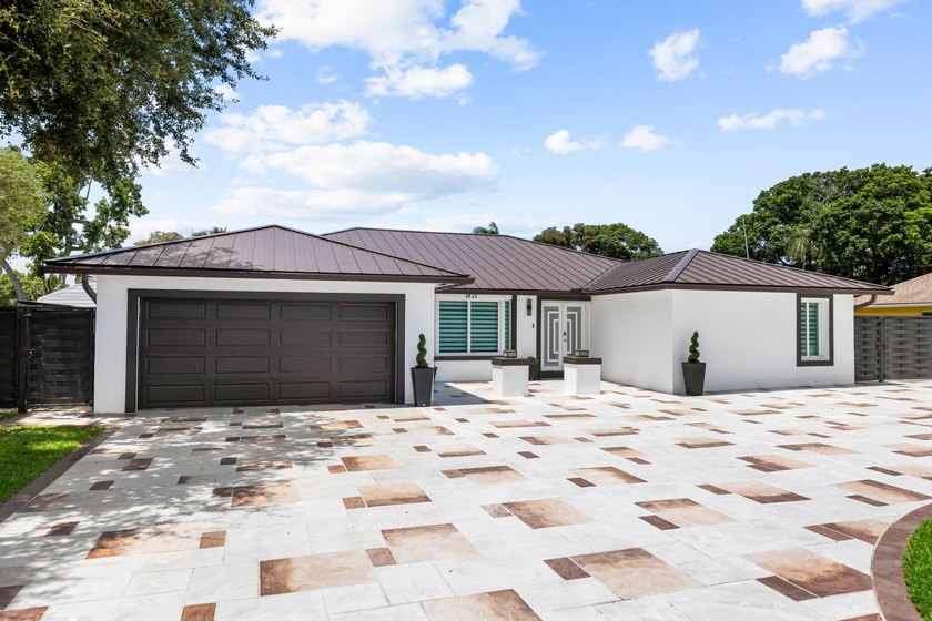 Welcome to this single-story residence in the desirable Lake - photo 2