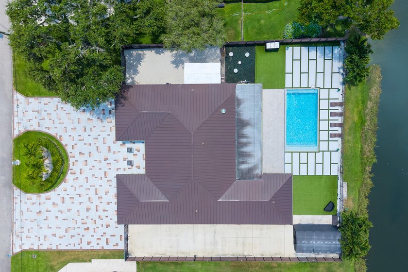 Welcome to this single-story residence in the desirable Lake - photo 3