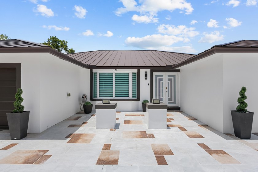 Welcome to this single-story residence in the desirable Lake - photo 4