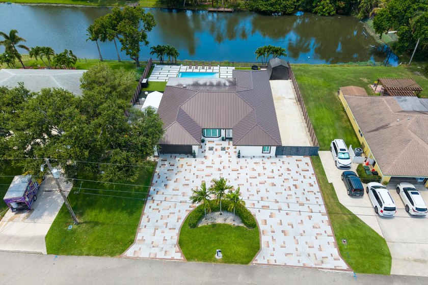 Welcome to this single-story residence in the desirable Lake - photo 5
