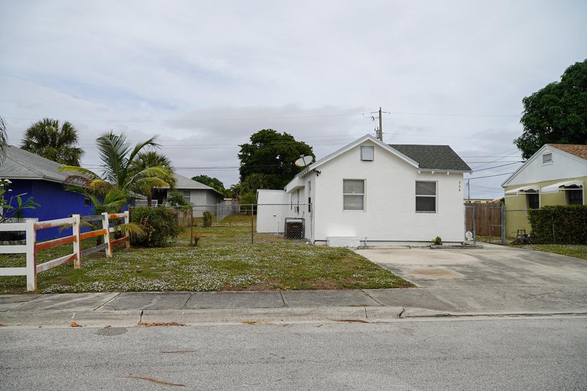 WELCOME TO A GREAT SINGLE FAMILY HOME WITH 2 BEDROOMS AND 1 BATH - photo 4