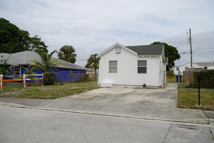 WELCOME TO A GREAT SINGLE FAMILY HOME WITH 2 BEDROOMS AND 1 BATH - photo 5