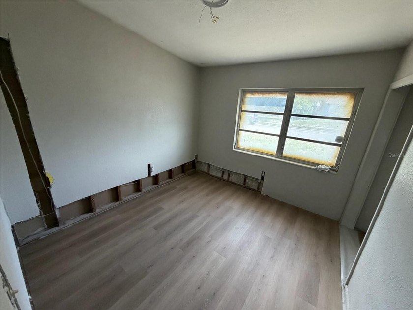 Opportunity awaits in Bradenton! This 3-bedroom, 2-bath home - photo 11