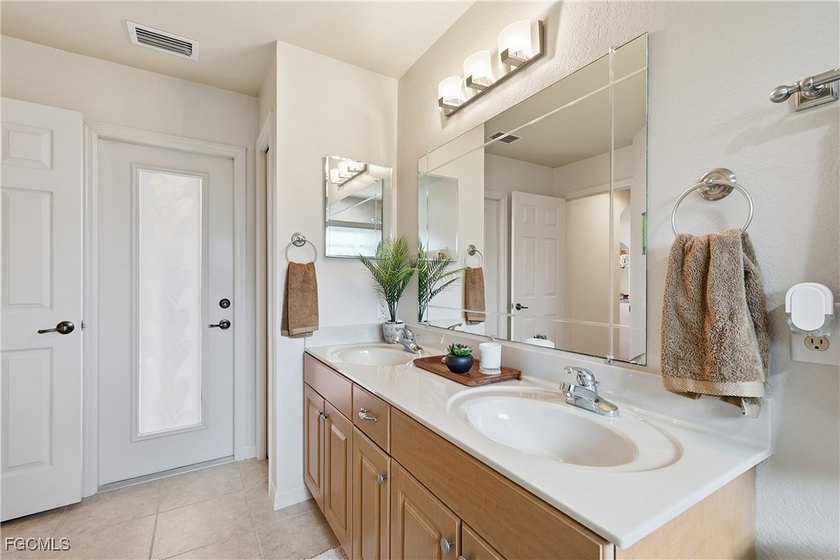 Stunning Freshwater Canal/Pool Home in Southwest Cape Coral - photo 31