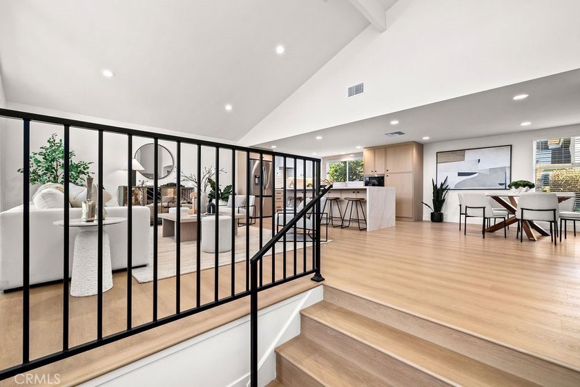 Glamorously designed S&amp;S home in Goldenwest Estates. This - photo 3