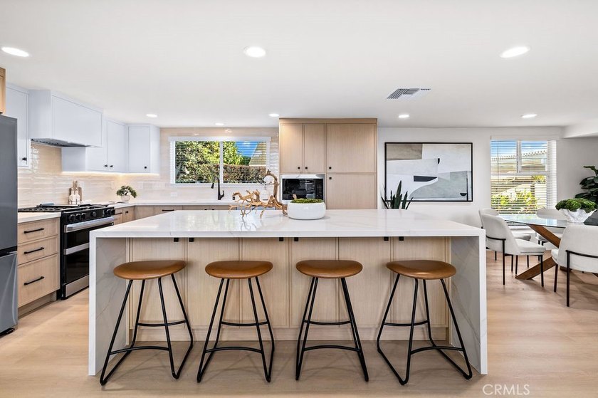 Glamorously designed S&amp;S home in Goldenwest Estates. This - photo 8