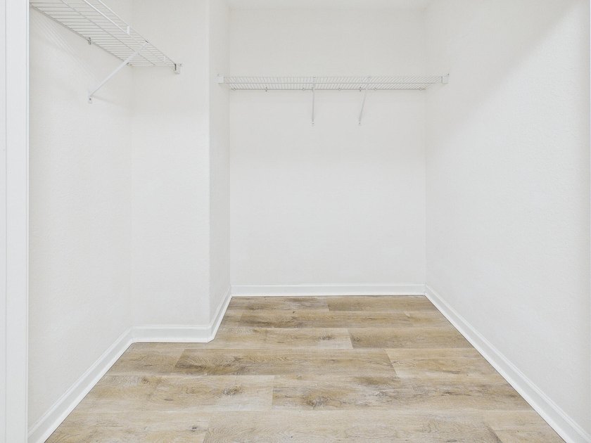 This beautifully maintained 3-bedroom, 2.5-bathroom end-unit - photo 22