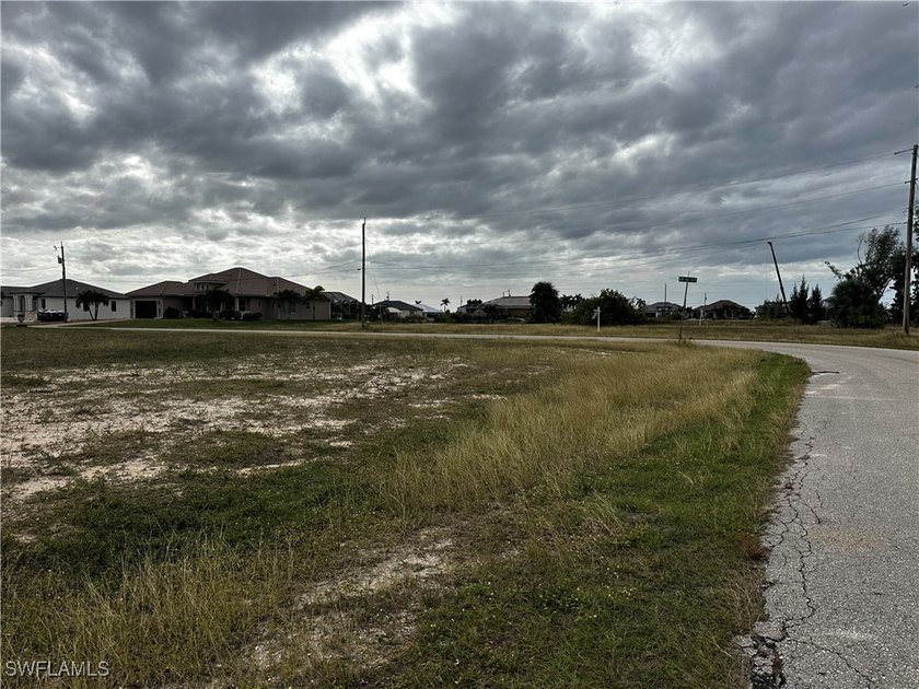 Beautiful Cape Coral off-water building site. This oversized lot - photo 2