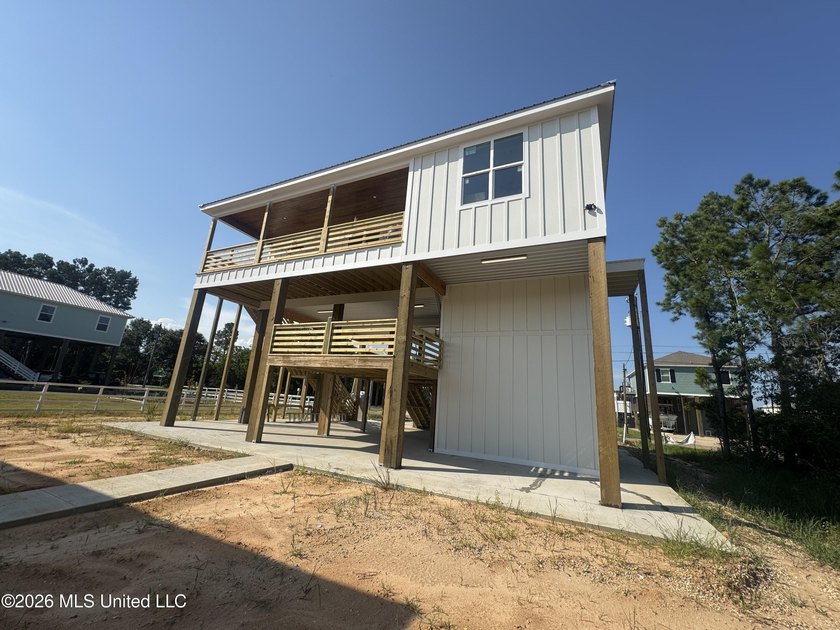 Beautiful canal-front home just minutes from downtown Bay St - photo 3