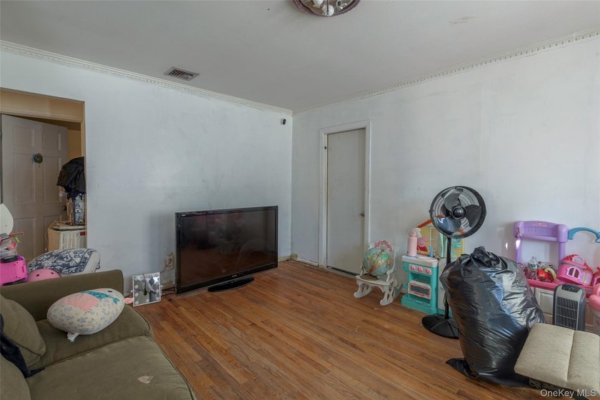 Welcome into, a spacious and versatile residence ideally located - photo 5