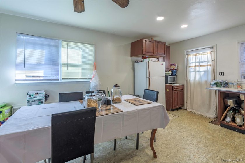 Welcome into, a spacious and versatile residence ideally located - photo 8