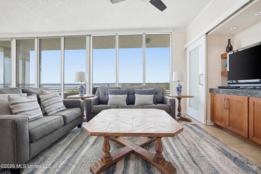 Spectacular front unit with floor to ceiling windows that allow - photo 6