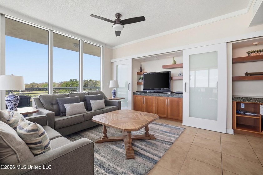 Spectacular front unit with floor to ceiling windows that allow - photo 7