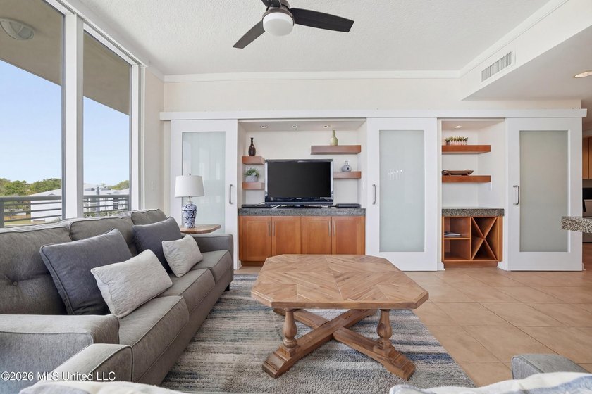Spectacular front unit with floor to ceiling windows that allow - photo 8