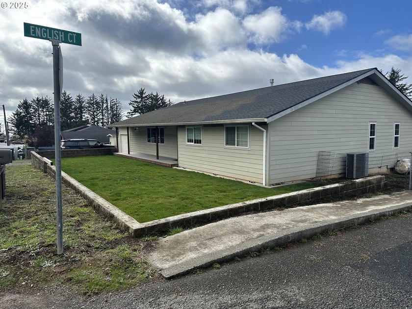 This gorgeous 3 bedroom 3 bath home has been transformed to a - photo 2