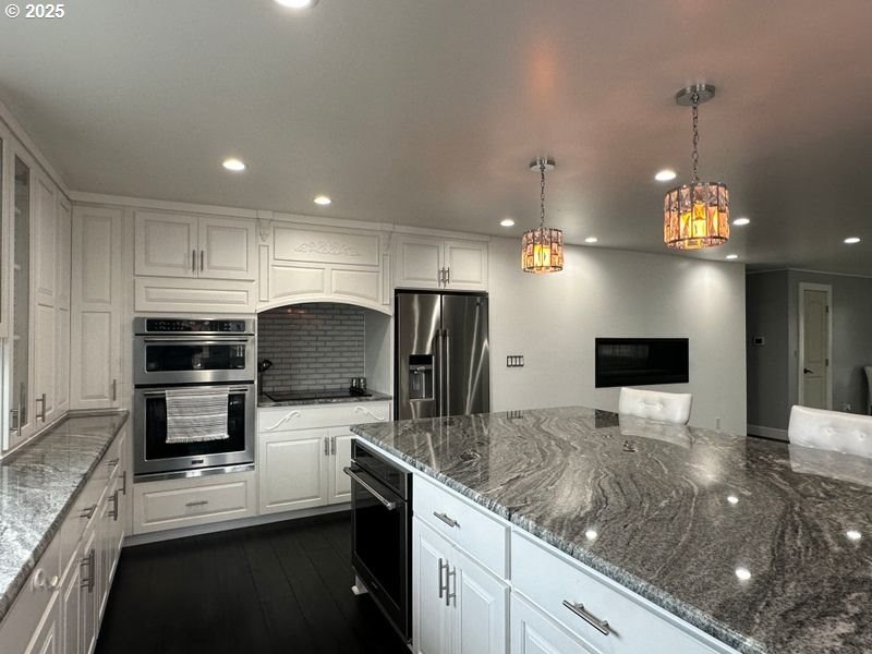 This gorgeous 3 bedroom 3 bath home has been transformed to a - photo 7