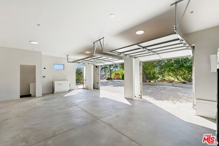 Jaw-dropping ocean views from this architectural masterpiece - photo 35