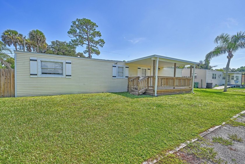 Great opportunity in the community of Green Acres, minutes from - photo 2