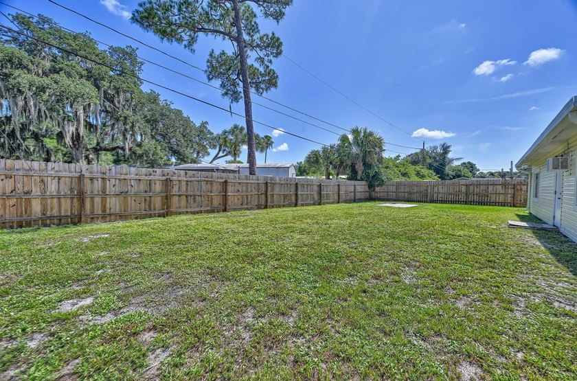 Great opportunity in the community of Green Acres, minutes from - photo 8
