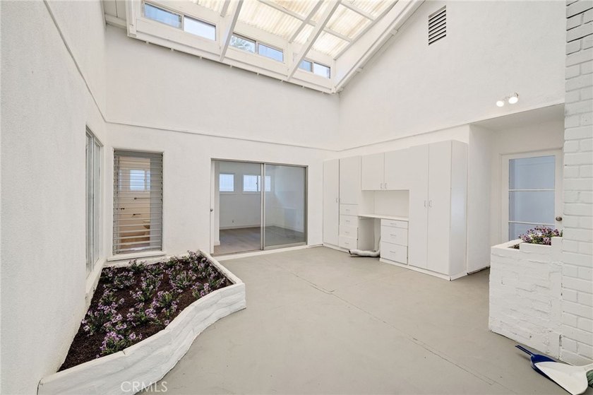 Welcome to this beautifully refreshed 4-bedroom, 2-bathroom - photo 11