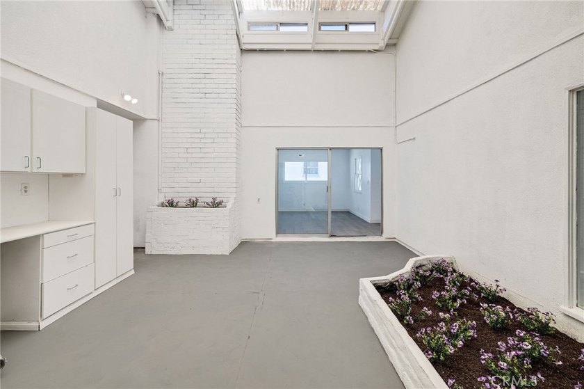 Welcome to this beautifully refreshed 4-bedroom, 2-bathroom - photo 12