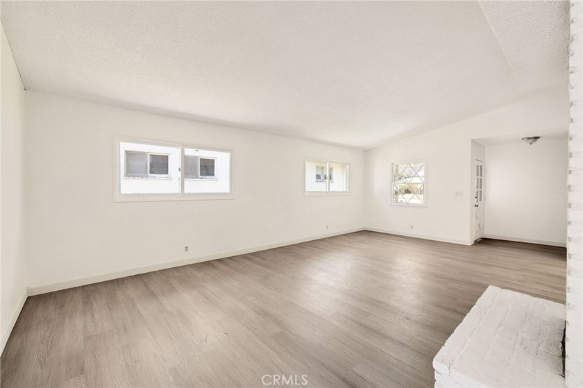 Welcome to this beautifully refreshed 4-bedroom, 2-bathroom - photo 14