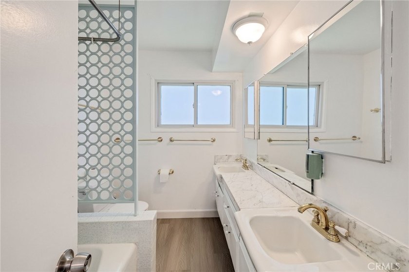 Welcome to this beautifully refreshed 4-bedroom, 2-bathroom - photo 15