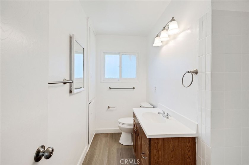 Welcome to this beautifully refreshed 4-bedroom, 2-bathroom - photo 18