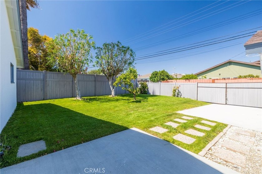 Welcome to this beautifully refreshed 4-bedroom, 2-bathroom - photo 26