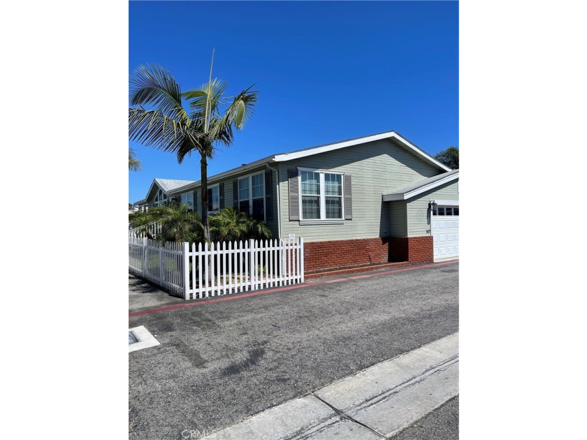 Welcome home to this beautifully maintained 2-bedroom, 2-bath - photo 3