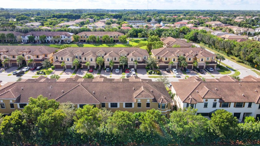 FURNISHED upscale lovely townhome located in a boutique gated - photo 42