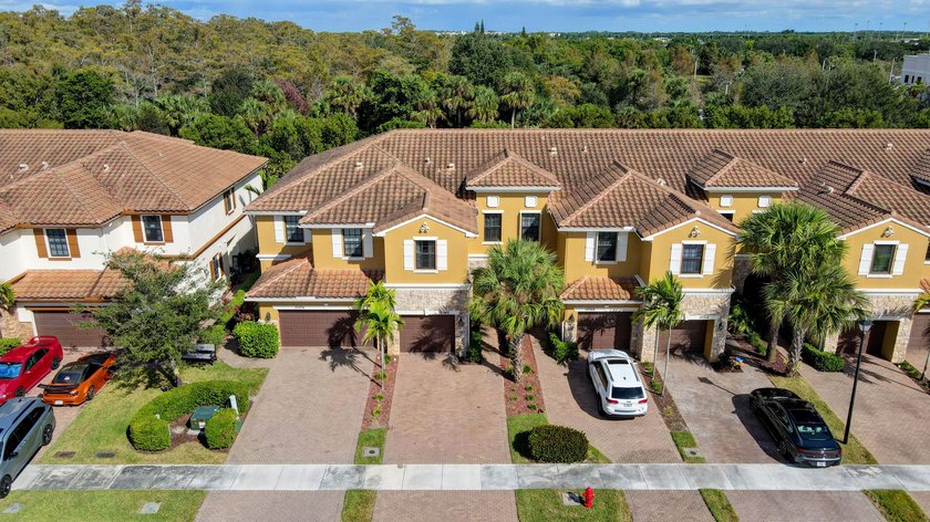FURNISHED upscale lovely townhome located in a boutique gated - photo 43