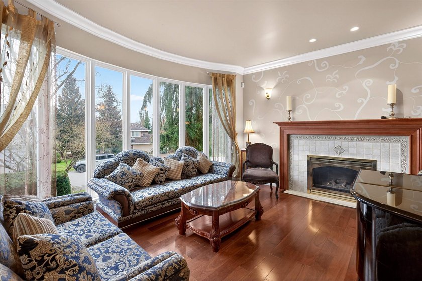Nestled in prestigious Abbey Ridge in Fraser Heights, and just a - photo 4