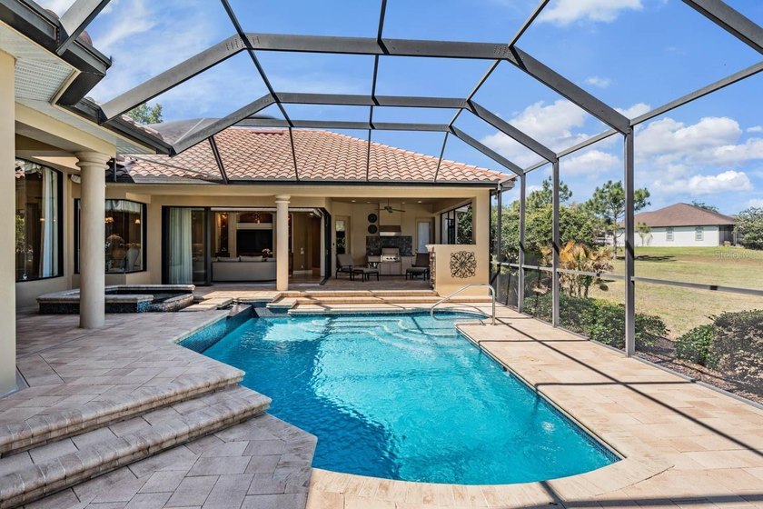 EXQUISITE and professionally decorated, this exceptional Arthur - photo 13
