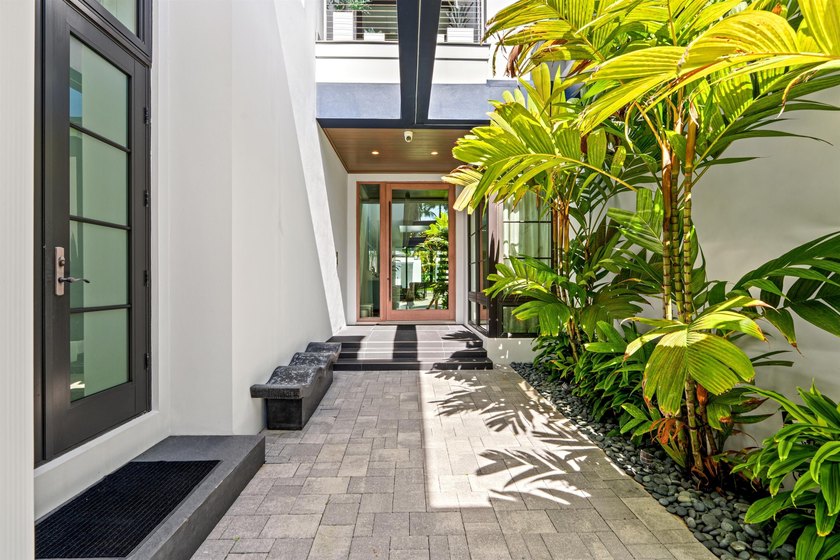 An artful modern showplace for indoor/outdoor entertaining, this - photo 4