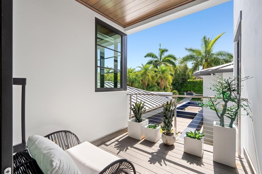 An artful modern showplace for indoor/outdoor entertaining, this - photo 8