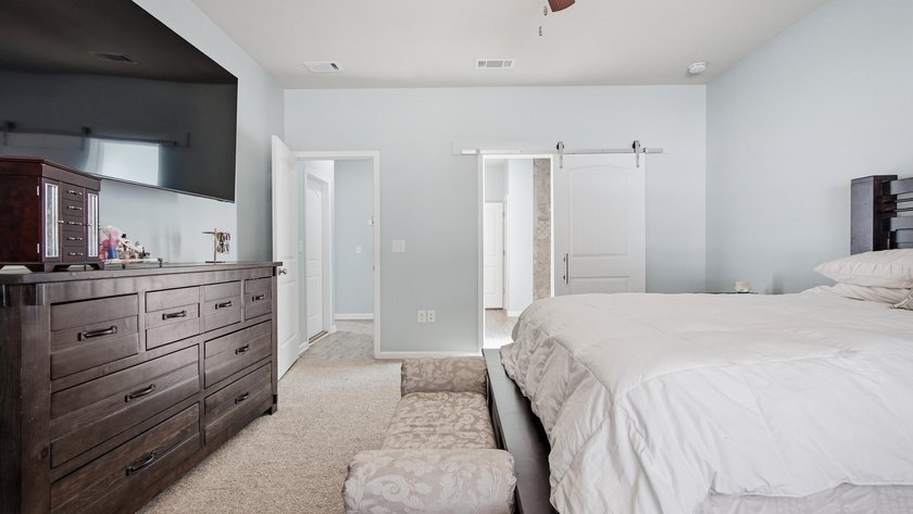 When location is everything! This 3-bed, 2-bath cottage nestled - photo 15