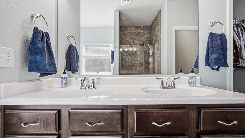 When location is everything! This 3-bed, 2-bath cottage nestled - photo 19