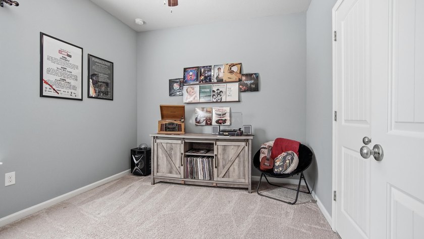 When location is everything! This 3-bed, 2-bath cottage nestled - photo 27