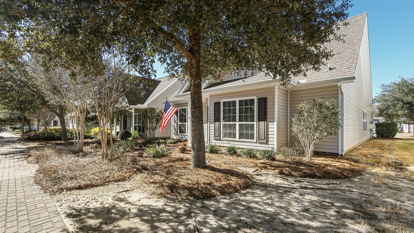 When location is everything! This 3-bed, 2-bath cottage nestled - photo 33