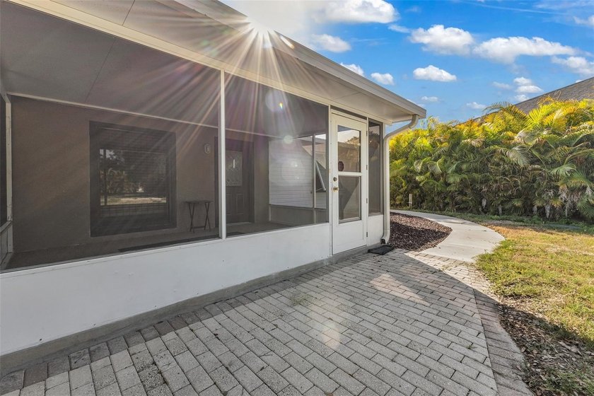 Welcome to this cute 2 bedroom/1 bath home located in a quiet - photo 3