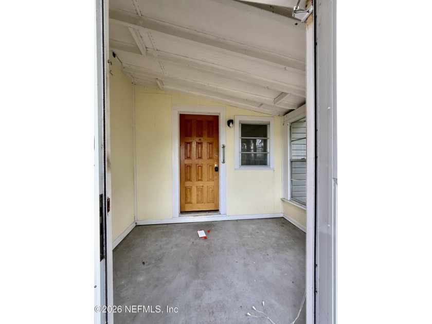 Unlock the potential in this 2 bedroom, 2 bath with a flex room - photo 3