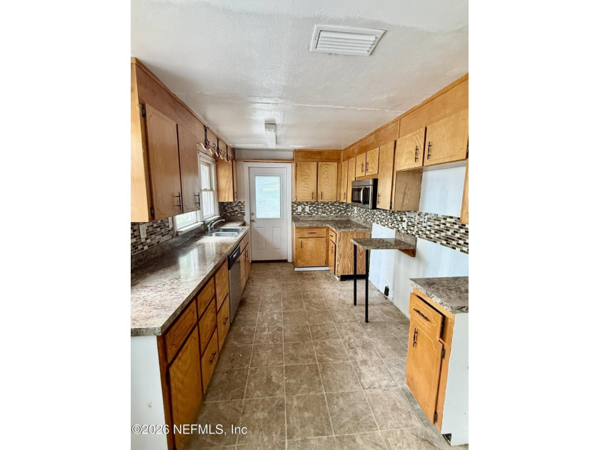 Unlock the potential in this 2 bedroom, 2 bath with a flex room - photo 6