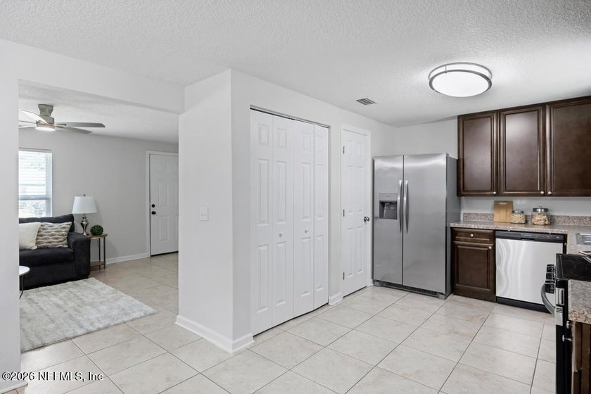 A BEAUTIFUL CORNER LOT HOME JUST UPDATED! Located on a spacious - photo 11